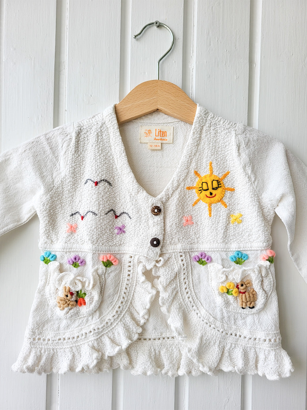 Andrea girl jacket with embroidered little farm animals and colorful flowers | Barnjacka i bomull med små djur och blommor.