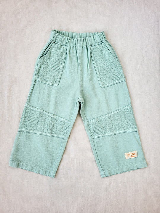 Andy pastel green pants for kids, with knitted cotton patches, excellent for playing outside | Unisex barn byxor i bomull