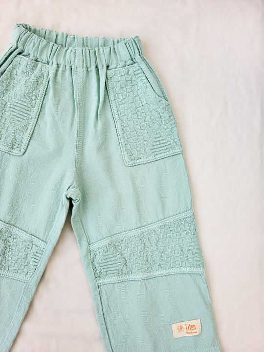 Andy pastel green pants for kids, with knitted cotton patches, excellent for playing outside | Unisex barn byxor i bomull