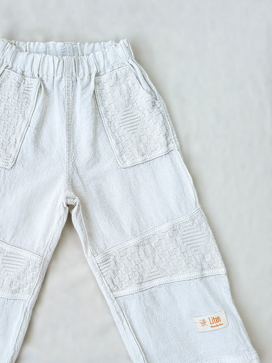 Andy white pants for kids, with knitted cotton patches, excellent for playing outside | Unisex barn byxor i bomull