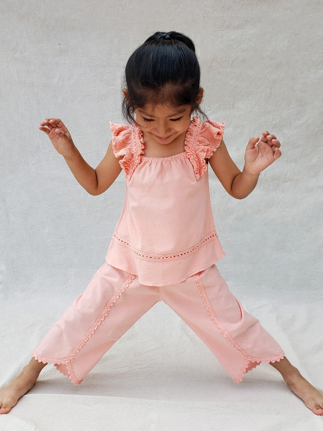 Liten Aventuris Natural Tocuyo Cotton pants for kids. Our Lorin pants are perfect for sunny days. With its loose-fitting size and soft elastic on the waist, toddlers and kids will feel comfortable and free. The Lorin pants bring an embroidered cotton decorative ribbon that will be the perfect match to our Lorin T-shirt! Perfect for girls. Barnkläder, Bomullskläder, Natural kläder. Flicka kläder. Barn Byxor.