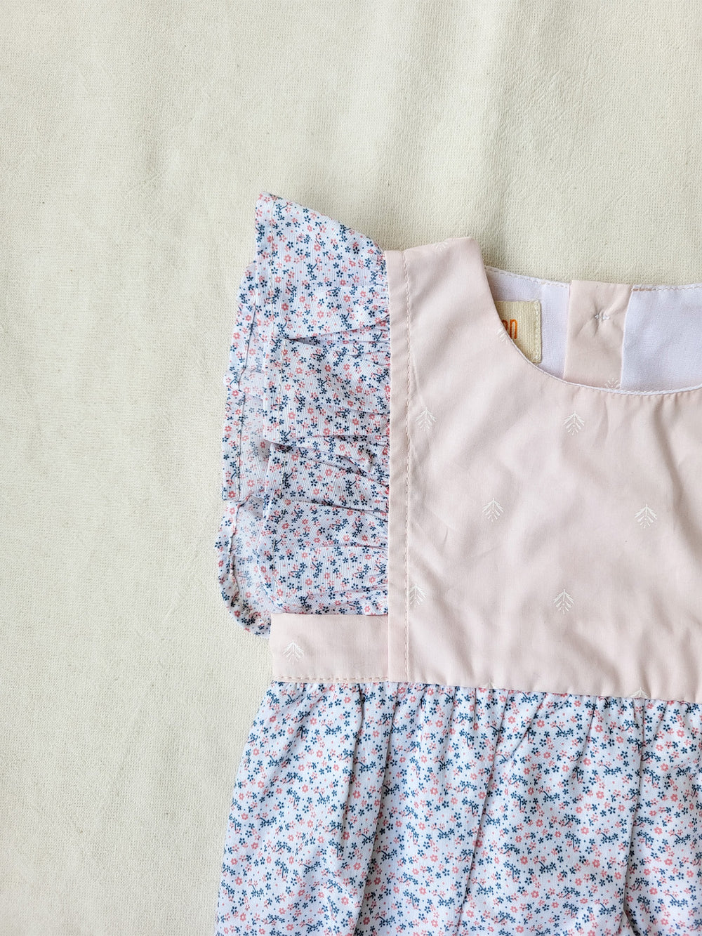 Baby Romper with frills and bloomers in pink | Babydräkt med volanger och bloomers i rosa