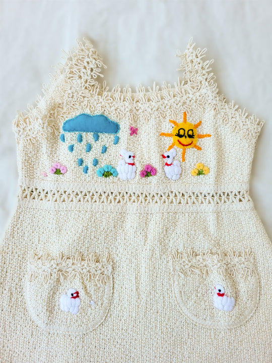 Liten Aventuris Collections. Dress your little star in this Estrella Dress! Featuring a strappy design, two front pockets with intricate cotton knitted lace, and colorful farm animal embroidery, your kiddo will be twinkling bright in no time! With its natural Peruvian Tanguis Cotton and star-inspired name, this dress will make your kids feel like they have the universe in their pocket! Ethically made in Peru. Ekologisk klänning för flickor och bebisar.