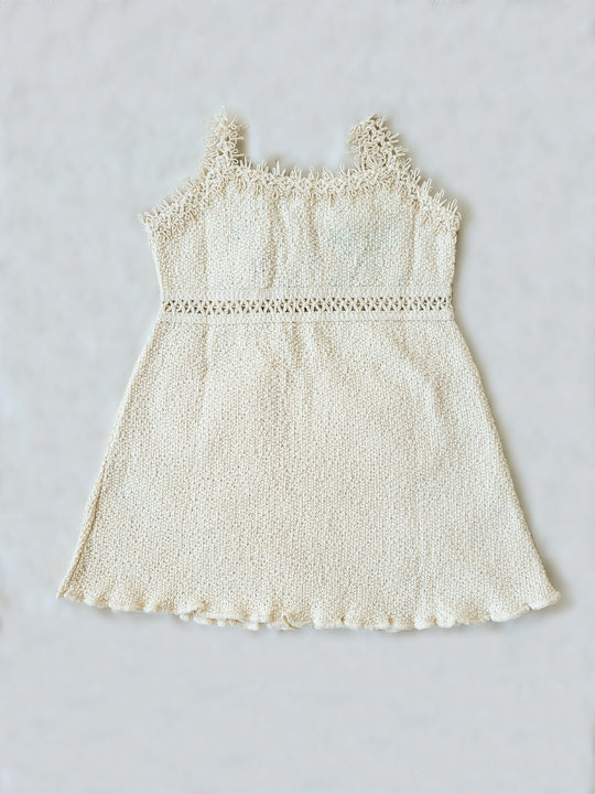 Liten Aventuris Collections. Dress your little star in this Estrella Dress! Featuring a strappy design, two front pockets with intricate cotton knitted lace, and colorful farm animal embroidery, your kiddo will be twinkling bright in no time! With its natural Peruvian Tanguis Cotton and star-inspired name, this dress will make your kids feel like they have the universe in their pocket! Ethically made in Peru. Ekologisk klänning för flickor och bebisar.