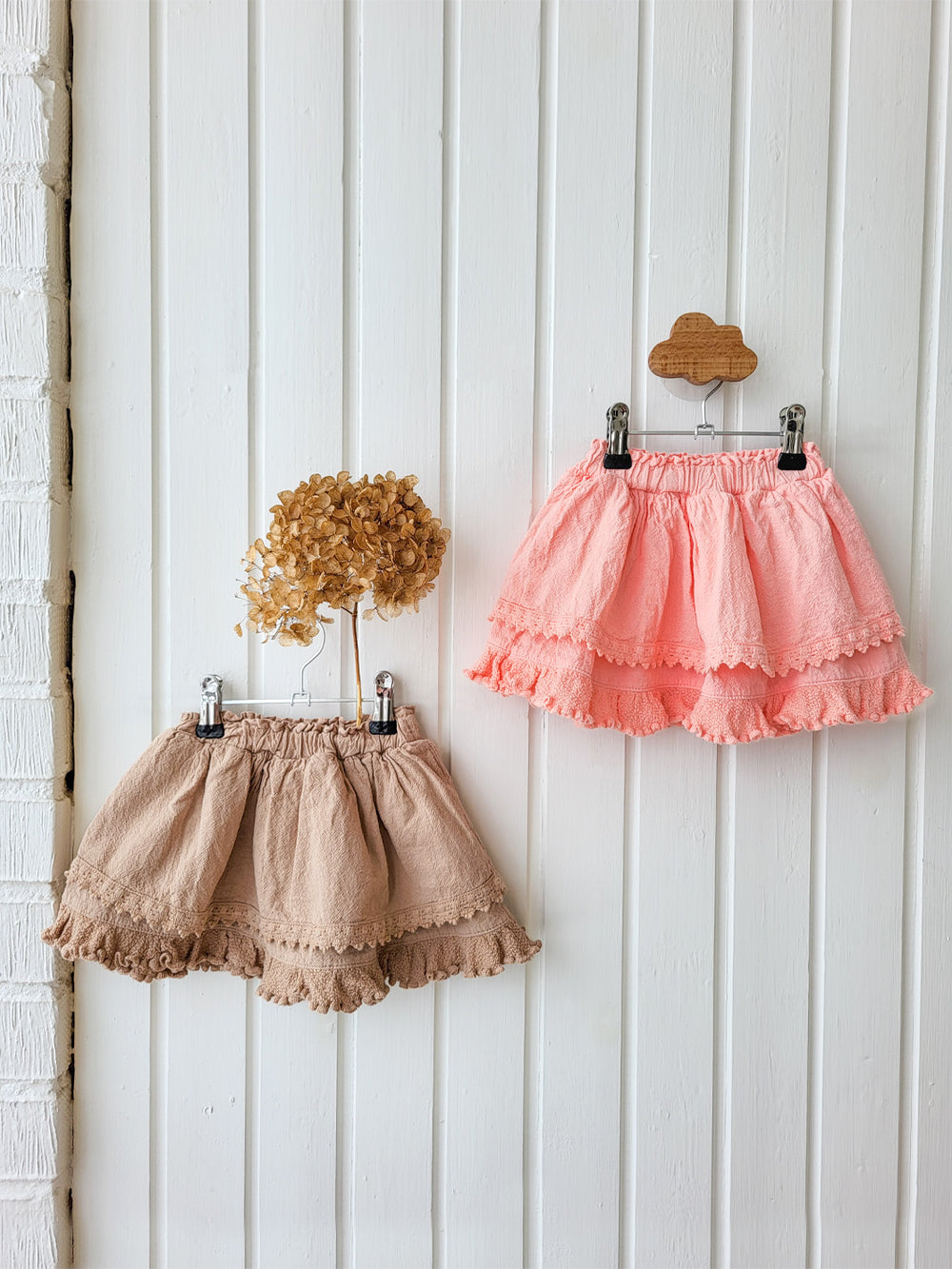 Our voluminous skirt Elise was made to bring happiness on sunny days! Its layers and nice embroidered details are inspired by the Peruvian traditional highland skirts, known as "polleras". Made with love in Peru in all-natural Peruvian cotton. Match this lovely skirt with any other top from any of our Liten Aventuris collections. Volangkjol. Flicka, Barn och Babis kläder. Kjol fÜr flickar och babis. Cotton skirt, Bomullskjol.