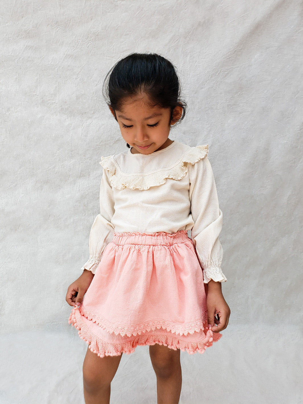Our voluminous skirt Elise was made to bring happiness on sunny days! Its layers and nice embroidered details are inspired by the Peruvian traditional highland skirts, known as "polleras". Made with love in Peru in all-natural Peruvian cotton. Match this lovely skirt with any other top from any of our Liten Aventuris collections. Volangkjol. Flicka, Barn och Babis kläder. Kjol fÜr flickar och babis. Cotton skirt, Bomullskjol.