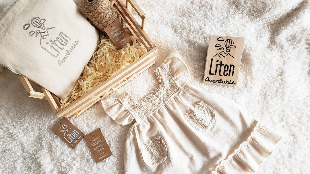 Click to learn about the Liten Aventuris Brand: Undyed artisanal and sustainable tocuyo cotton dress. | Klicka fÜr att lära dig om Liten Aventuris-varumärket: Ofärgad hantverksmässig och hüllbarTocuyo-bomullsklänning. | Haz click para saber mås sobre la marca Liten Aventuris: Vestido artesanal y sostenible de algodón Tocuyo sin teùir.