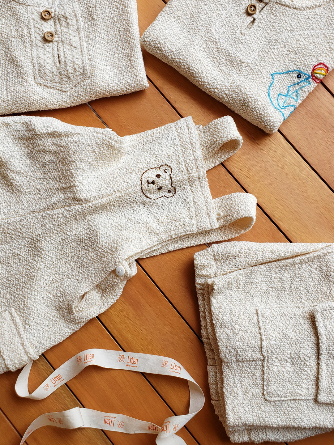 Liten Aventuris' Handcrafted Tanguis Knitwear: Softness and Style. Liten Aventuris handgjorda Tanguis stickat: Mjukhet och Stil. Barnkläder.