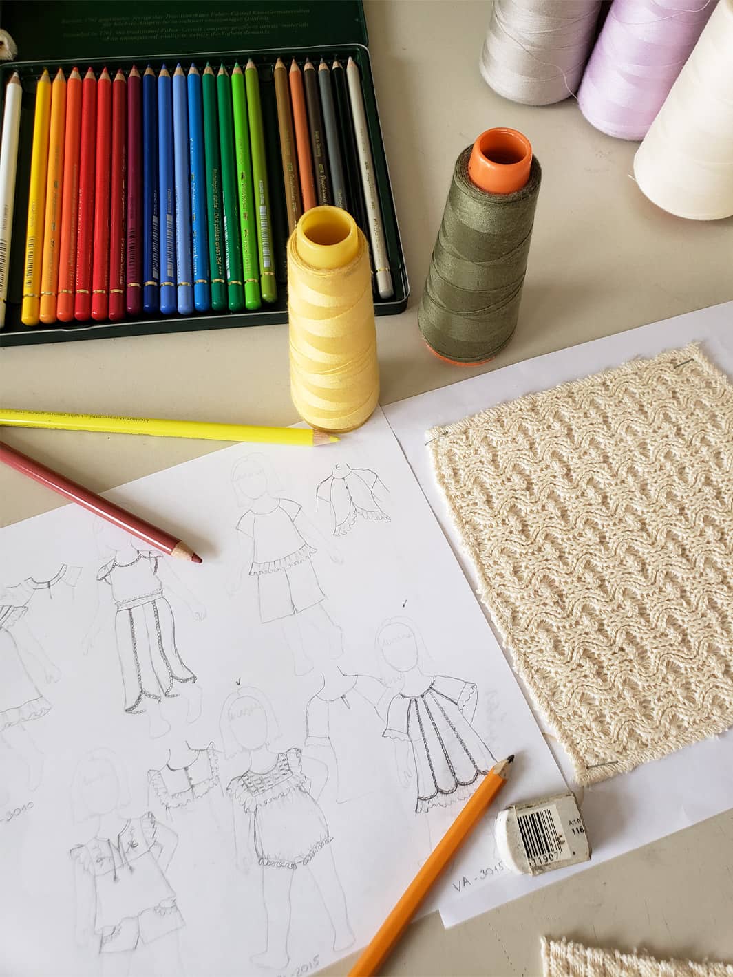 Design sketches & swatches inspire Liten Aventuris' sustainable kids' clothing. | Designskisser & tygprover inspirerar Liten Aventuris hüllbara barnkläder. | Bocetos y muestras inspiran la ropa infantil sostenible de Liten Aventuris.