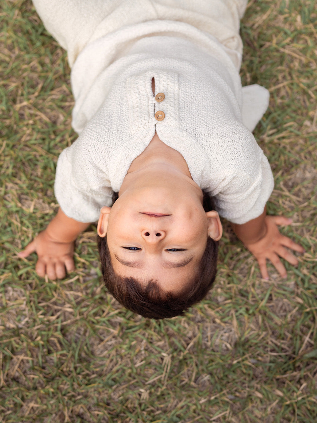 Liten Aventuris Collections. This crafted Luigi Shirt is made of 100% knitted natural Peruvian cotton for a comfortable and lightweight fit. This classic shirt features a mao collar with wooden buttons and a beautifully knitted honeycomb pattern in the opening. It has two apertures on the sides and is finished with knitted trims around the sleeves and base. The loose fit makes it comfortable and perfect for playing. Bomullskläder, barnkläder, Pojken trÜja, Skjortor, Natural kläder, ekologisk kläder.