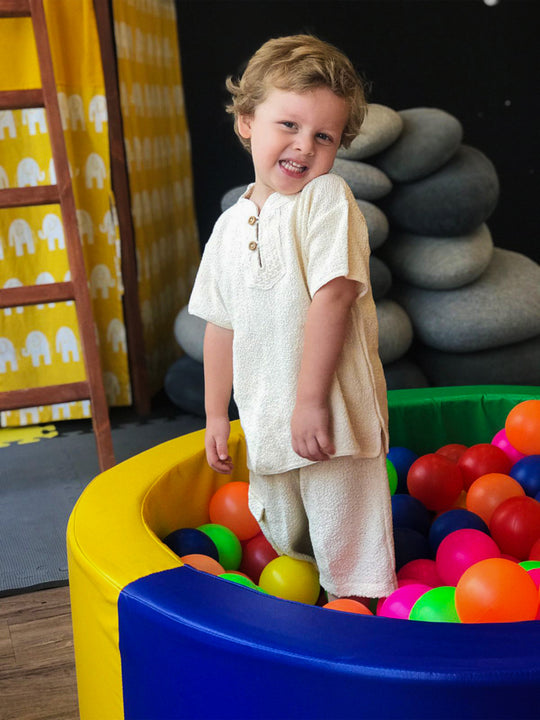 Liten Aventuris Collections. Looking for cool style and comfort for your little one? Our Tron Bermuda shorts got your boy covered! Made from knitted cotton, these stylish Bermudas are the perfect combo of comfort and cute. With an elasticated waistband, one pocket, and a loose fit, these shorts are built to last in style and fabric! Barnkläder, Bomullskläder, Natural kläder. Flicka och pojken kläder. Barn kortbyxor, byxor, byxa.