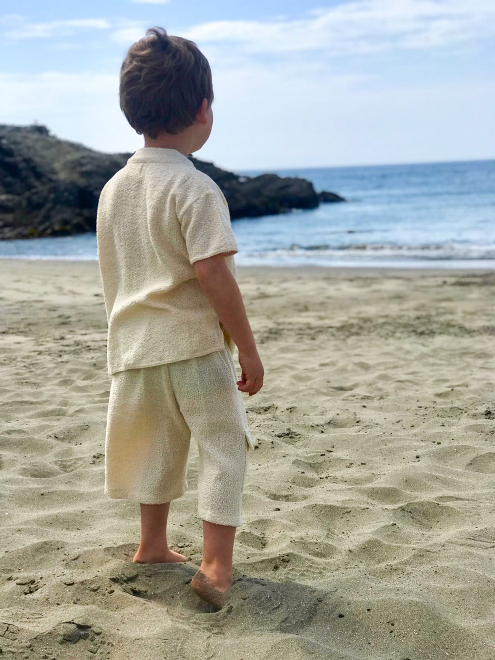 Liten Aventuris Collections. Looking for cool style and comfort for your little one? Our Tron Bermuda shorts got your boy covered! Made from knitted cotton, these stylish Bermudas are the perfect combo of comfort and cute. With an elasticated waistband, one pocket, and a loose fit, these shorts are built to last in style and fabric! Barnkläder, Bomullskläder, Natural kläder. Flicka och pojken kläder. Barn kortbyxor, byxor, byxa.