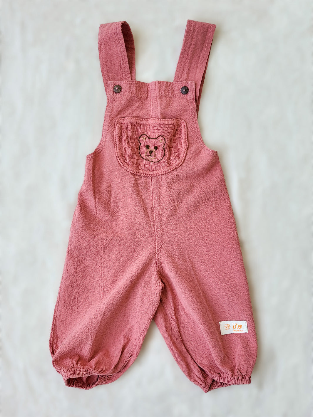 Mico terracota baby cotton overall, handmade bear on the front pocket | Babyoverall i bomull, bjĂśrn pĂĽ ficken