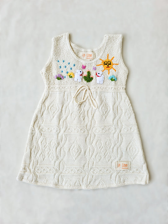 Liten Avevnturis Collections. Our Ñusta dress is the cutest look for your special little one! Delicately hand-embroidered, by Peruvian artisans, with adorable animals and elements from nature. Made in all Peruvian knitted tanguis cotton with delicately knitted terminations. Plus, the bottom part has a fun geometrical design that'll have your mini fashionista stand out from the crowd! Ethically made in Peru. Ekologisk klänning för flickor och bebisar.