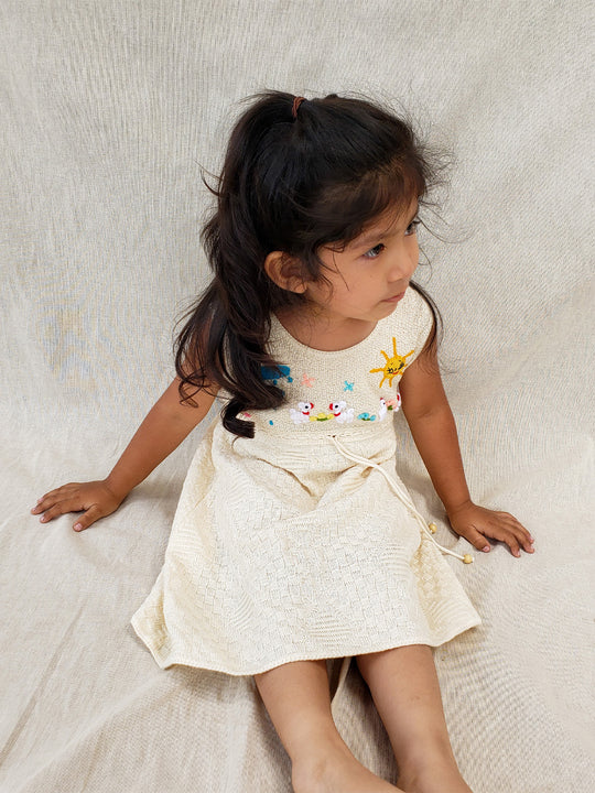 Liten Avevnturis Collections. Our Ñusta dress is the cutest look for your special little one! Delicately hand-embroidered, by Peruvian artisans, with adorable animals and elements from nature. Made in all Peruvian knitted tanguis cotton with delicately knitted terminations. Plus, the bottom part has a fun geometrical design that'll have your mini fashionista stand out from the crowd! Ethically made in Peru. Ekologisk klänning för flickor och bebisar.