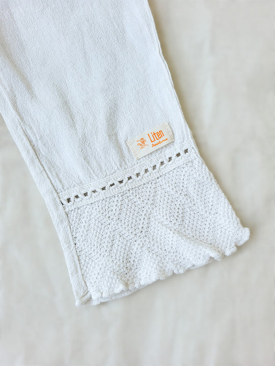 Liten Aventuris brand. Keep your little girl comfy and stylish in our Annie Pants! These natural cotton pants feature playful knitted cotton patterns at the bottom for added breeziness. With front pockets for keeping those special treasures! The soft material will keep your young one feeling silky. Pair this loose-fitting design with our Annie Blouse for the perfect winning combo! Flickan Byxor, Barns bomullskläder, svenska kläder, flickans byxor, ekologisk kläder, babis byxor.