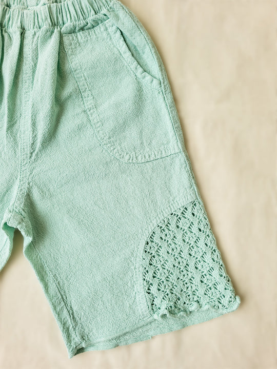 Kids will experience the outdoors in a new way with our Hannu cotton fisherman pants! Durable natural Peruvian cotton ensures comfort and long-lasting quality. The knitted cotton patterns on the sides give a unique, stylish look. Perfect for summer days, these wide-size, unisex, kids' fisherman pants feature two pockets and invite them to play in nature. Go on an adventure! Flickan Byxor, Barns bomullskläder, svenska kläder, flickans byxor, ekologisk kläder, babis byxor. Liten Aventuris Brand.