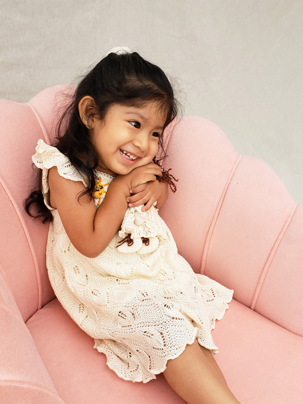 Explore the wild outdoors with your little one in the Pia Dress. Hand-embroidered with colorful designs inspired by farm animals and nature. Its cap sleeves and button behind the neck allow the perfect fit. This unique piece will spark your little one's imagination! A truly artisanal piece, with its natural cotton knitted pattern inspired by leaves and its inner layer in jersey cotton! Ekologisk klänning fÜr flickor och bebisar.