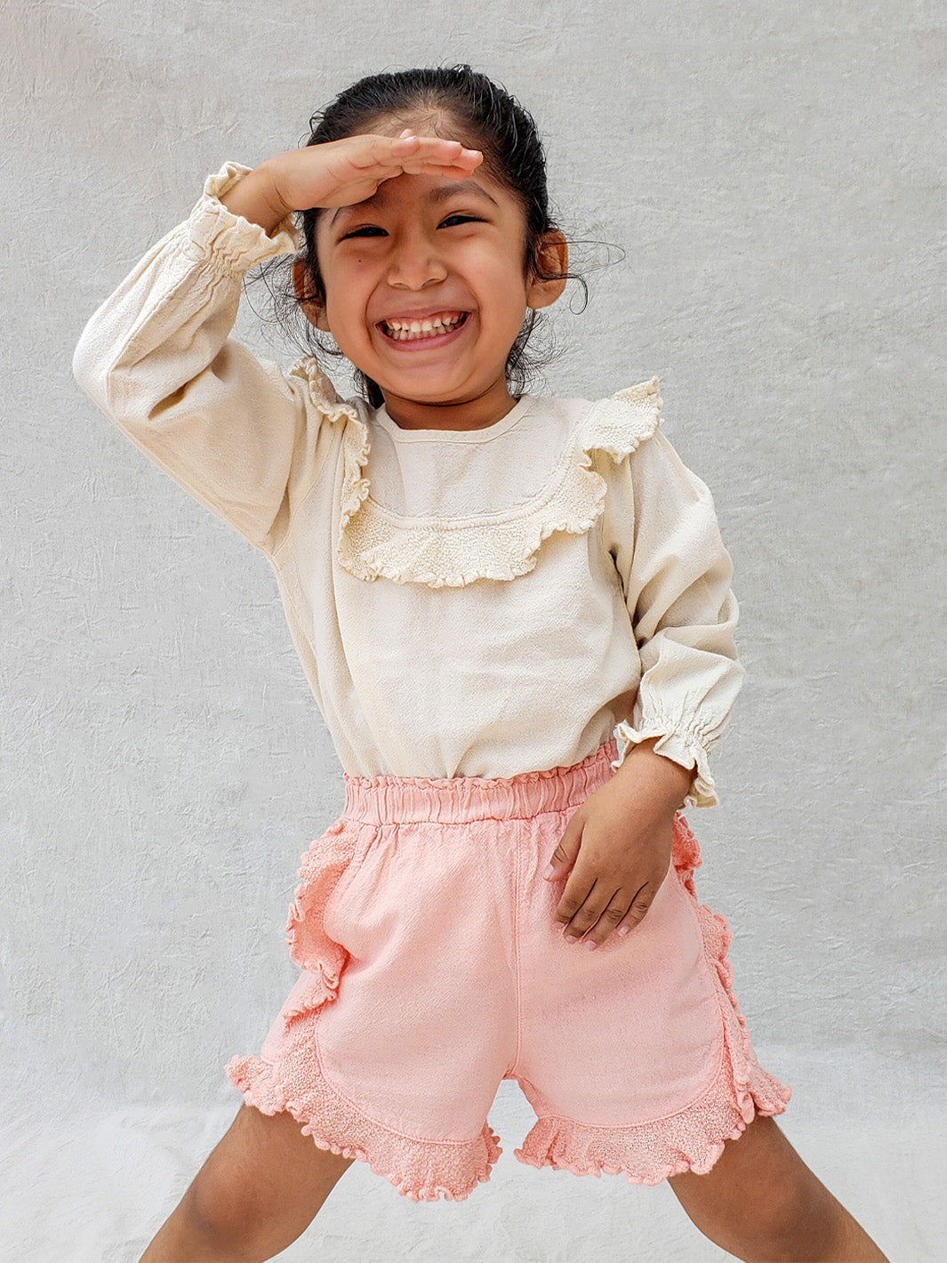 The beautiful Linn shorts are a wide-fit style. Perfect for climbing up trees or going on an adventure in the forest. Its lightweight cotton-knitted ruffles give the perfect light and artisanal touch. Flicka, Barn och Babis kläder. Barn kortbyxor, byxor, byxa. Combine with any other top from anny of our Liten Aventuris collections.