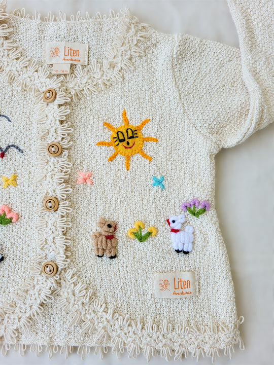 Crafted from soft Peruvian cotton and adorned with exquisite hand-embroidered animals, inspired by nature. Its wooden buttons and decorative knitted lace are the perfect finishing touches to this unique piece. Liten Aventuris Collections. Little adventurers will love playing in the outdoors with the Sol Jacket – crafted from soft Peruvian cotton and adorned with exquisite hand-embroidered animals, inspired by nature. Wooden buttons. Handbroderade barnkläder, Bomullsjacka, Barnjacka, Babyjacka.