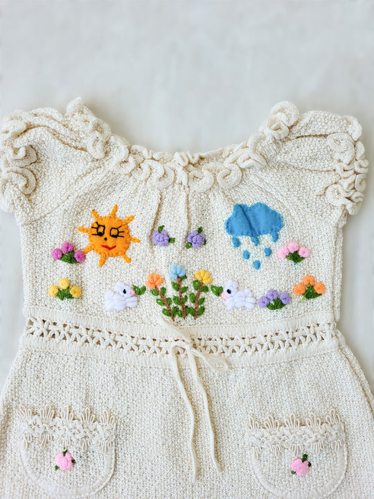 Liten Aventuris Collections. Let your little one shine like the sun in our Sol Dress! Perfect for summer days with its puffed sleeves, wavy edges, two pockets, and colorful hand-embroidered elements inspired by nature, farm animals, and – of course – the happy sun! The Sol dress is made of natural knitted Tanguis cotton. This dress is a comfy, stylish pick for your little explorer! Ethically made in Peru. Ekologisk klänning för flickor och bebisar.