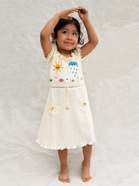 Liten Aventuris Collections. Let your little one shine like the sun in our Sol Dress! Perfect for summer days with its puffed sleeves, wavy edges, two pockets, and colorful hand-embroidered elements inspired by nature, farm animals, and – of course – the happy sun! The Sol dress is made of natural knitted Tanguis cotton. This dress is a comfy, stylish pick for your little explorer! Ethically made in Peru. Ekologisk klänning för flickor och bebisar.