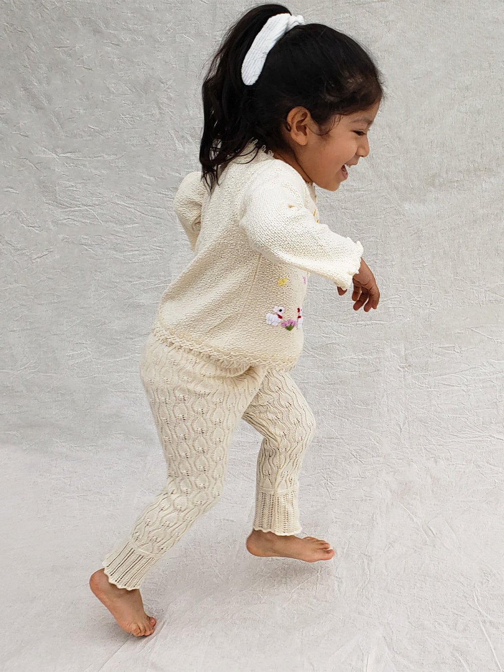 Crafted from soft Peruvian cotton and adorned with exquisite hand-embroidered animals, inspired by nature. Its wooden buttons and decorative knitted lace are the perfect finishing touches to this unique piece. Liten Aventuris Collections. Little adventurers will love playing in the outdoors with the Sol Jacket â crafted from soft Peruvian cotton and adorned with exquisite hand-embroidered animals, inspired by nature. Wooden buttons. Handbroderade barnkläder, Bomullsjacka, Barnjacka, Babyjacka.