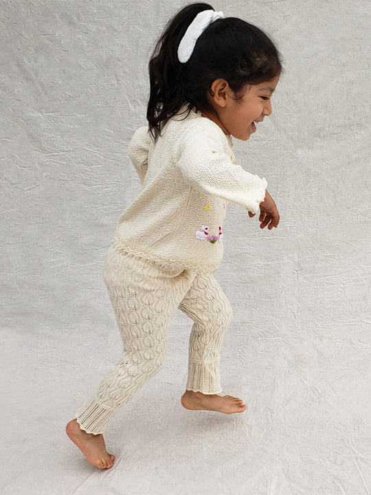 Crafted from soft Peruvian cotton and adorned with exquisite hand-embroidered animals, inspired by nature. Its wooden buttons and decorative knitted lace are the perfect finishing touches to this unique piece. Liten Aventuris Collections. Little adventurers will love playing in the outdoors with the Sol Jacket – crafted from soft Peruvian cotton and adorned with exquisite hand-embroidered animals, inspired by nature. Wooden buttons. Handbroderade barnkläder, Bomullsjacka, Barnjacka, Babyjacka.