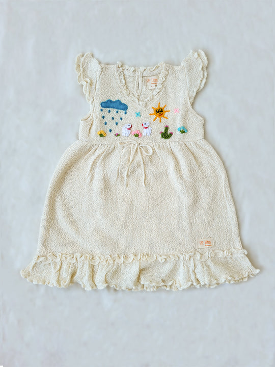 Liten Aventuris Collections. A dream fit for your little girl! Our Tanya Dress has an A-line fit and fun double-layer butterfly sleeves perfect for twirling and dancing. Made of knitted cotton fabric with hand embroidery inspired by nature. Embroidered by Peruvian artisans, this dress brings a touch of whimsy with its decorative fringe. Let your little one explore the world in style! Bomullsklänning för babis och flickor.