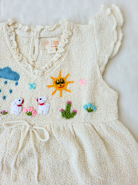 Liten Aventuris Collections. A dream fit for your little girl! Our Tanya Dress has an A-line fit and fun double-layer butterfly sleeves perfect for twirling and dancing. Made of knitted cotton fabric with hand embroidery inspired by nature. Embroidered by Peruvian artisans, this dress brings a touch of whimsy with its decorative fringe. Let your little one explore the world in style! Bomullsklänning för babis och flickor.
