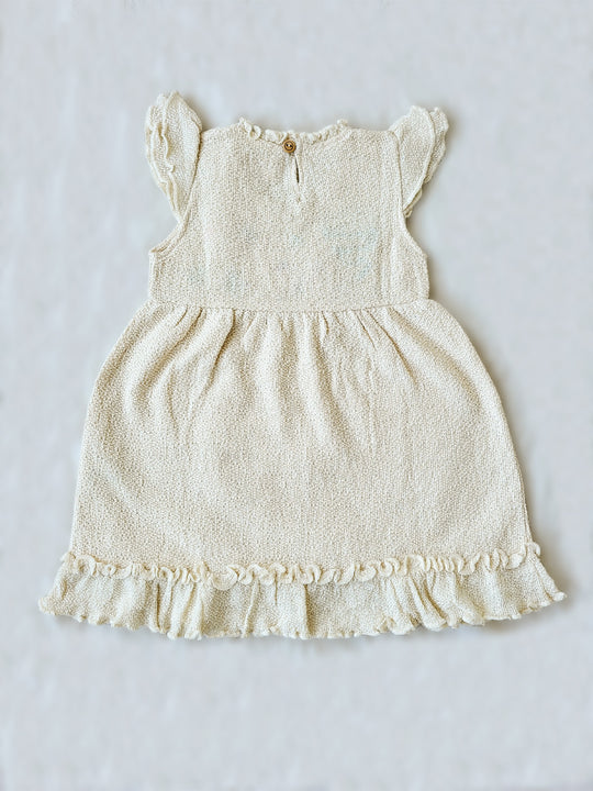 Liten Aventuris Collections. A dream fit for your little girl! Our Tanya Dress has an A-line fit and fun double-layer butterfly sleeves perfect for twirling and dancing. Made of knitted cotton fabric with hand embroidery inspired by nature. Embroidered by Peruvian artisans, this dress brings a touch of whimsy with its decorative fringe. Let your little one explore the world in style! Bomullsklänning för babis och flickor.