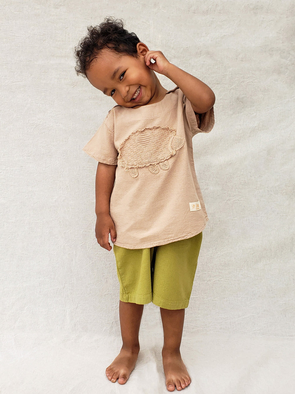 Liten Aventuris Natural Tocuyo Cotton shorts for kids. Our Niko shorts are perfect for exploring outside. With its loose-fitting size and soft elastic on the waist, toddlers and kids will feel comfortable and free. Perfect for boys and girls. Barnkläder, Bomullskläder, Natural kläder. Flicka och pojken kläder. Barn kortbyxor, byxor, .byxa.