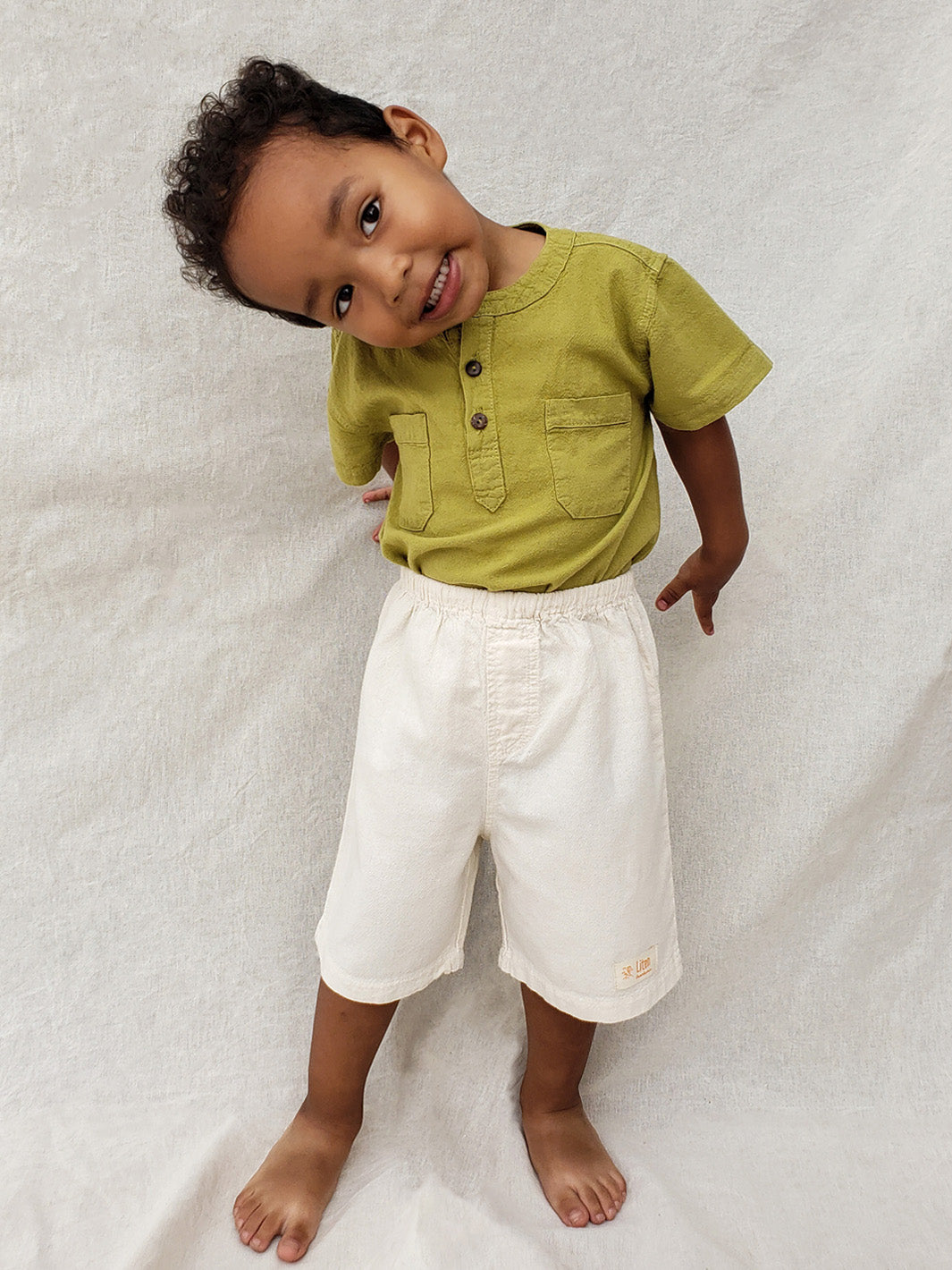 Liten Aventuris Natural Tocuyo Cotton shorts for kids. Our Niko shorts are perfect for exploring outside. With its loose-fitting size and soft elastic on the waist, toddlers and kids will feel comfortable and free. Perfect for boys and girls. Barnkläder, Bomullskläder, Natural kläder. Flicka och pojken kläder. Barn kortbyxor, byxor, .byxa.