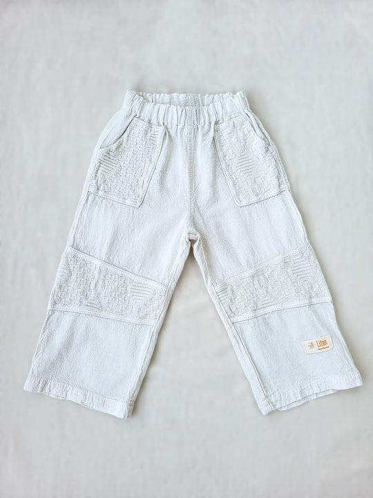 Andy white pants for kids, with knitted cotton patches, excellent for playing outside | Unisex barn byxor i bomull