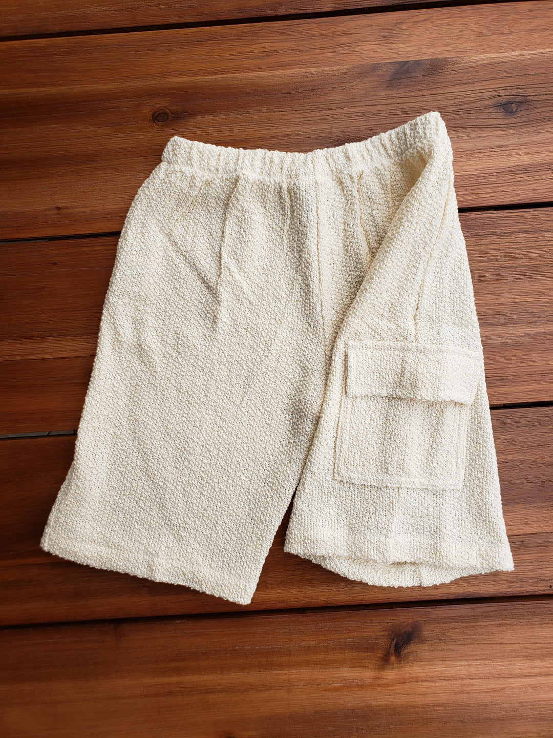 Liten Aventuris Collections. Looking for cool style and comfort for your little one? Our Tron Bermuda shorts got your boy covered! Made from knitted cotton, these stylish Bermudas are the perfect combo of comfort and cute.  With an elasticated waistband, one pocket, and a loose fit, these shorts are built to last in style and fabric! Barnkläder, Bomullskläder, Natural kläder. Flicka och pojken kläder. Barn kortbyxor, byxor, byxa.