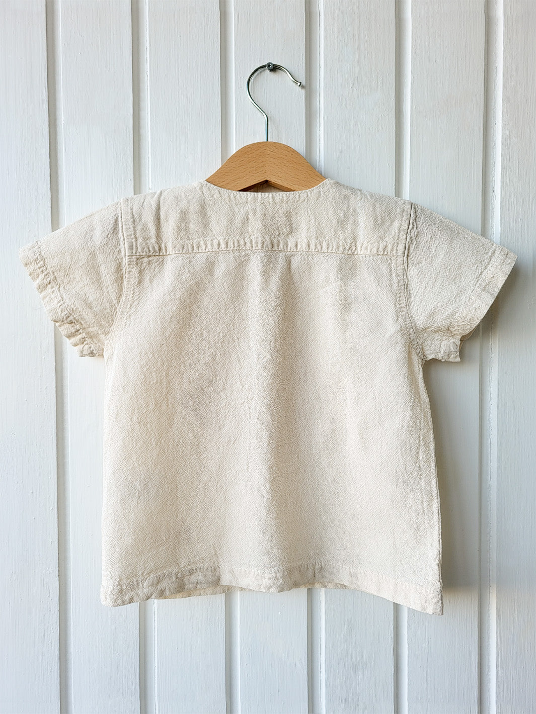 Dala T-shirt made of natural cotton, in cream, with beautifully embroidered symbolic horse | Pojken och flickan tröja