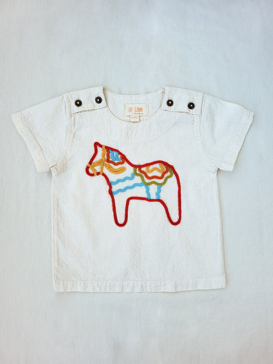 Dala T-shirt made of natural cotton, in cream, with beautifully embroidered symbolic horse | Pojken och flickan tröja