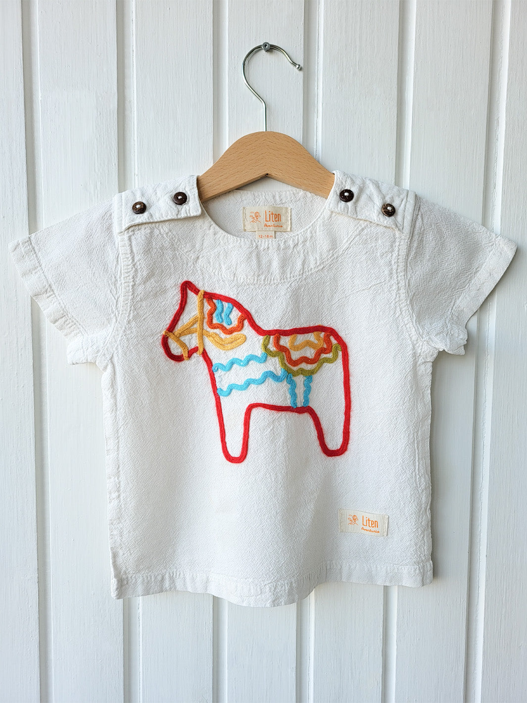 Dala white T-shirt made of natural cotton, with beautifully embroidered symbolic horse | Pojken och flickan tröja
