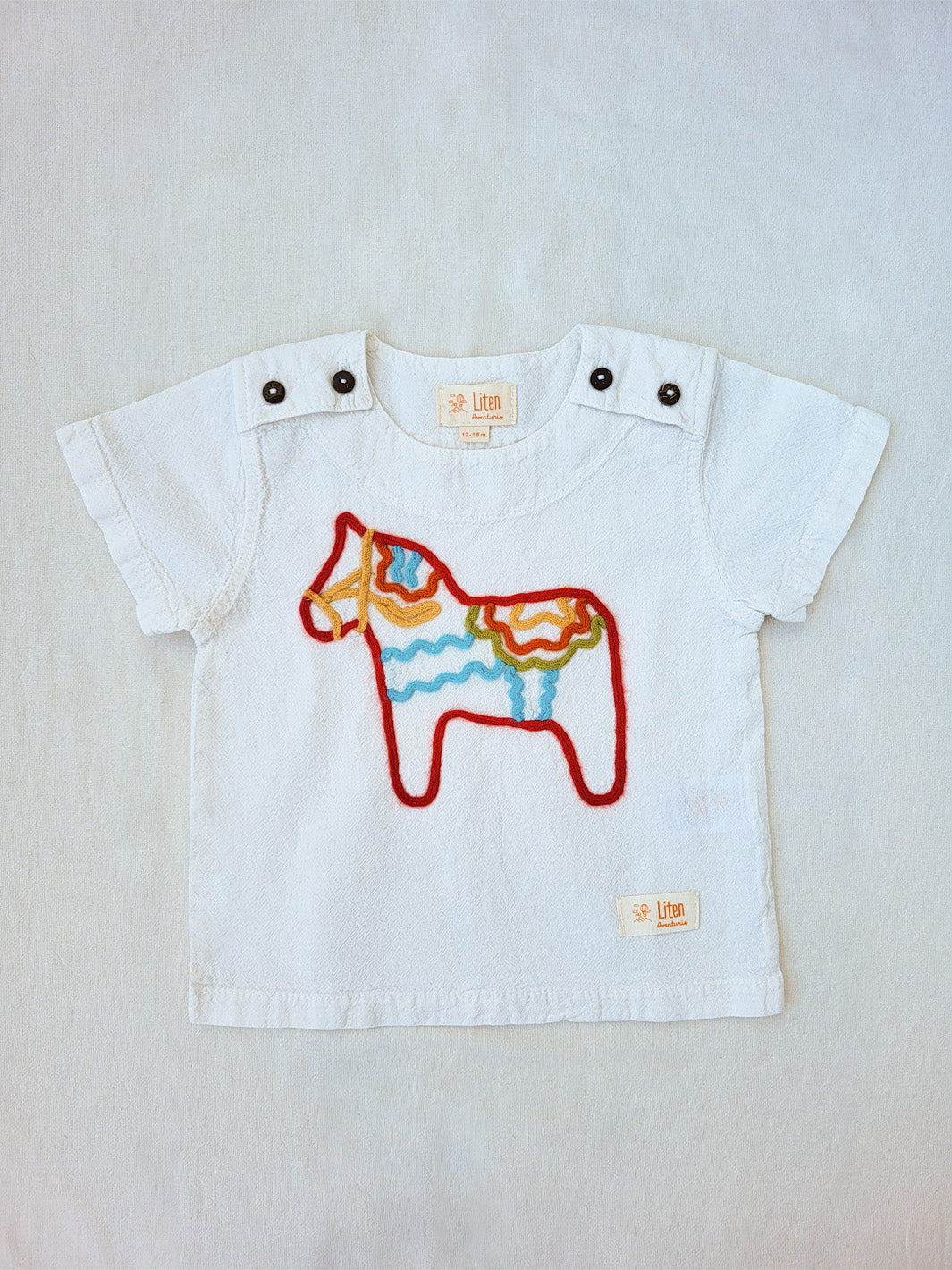 Dala white T-shirt made of natural cotton, with beautifully embroidered symbolic horse | Pojken och flickan tröja