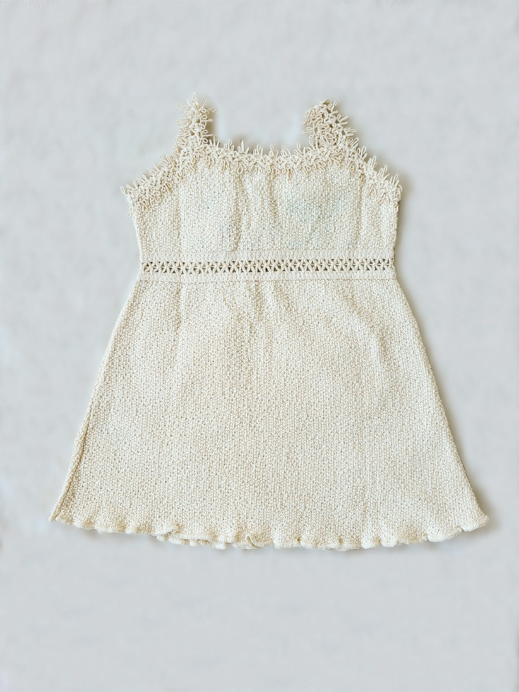 Liten Aventuris Collections. Dress your little star in this Estrella Dress! Featuring a strappy design, two front pockets with intricate cotton knitted lace, and colorful farm animal embroidery, your kiddo will be twinkling bright in no time! With its natural Peruvian Tanguis Cotton and star-inspired name, this dress will make your kids feel like they have the universe in their pocket! Ethically made in Peru. Ekologisk klänning för flickor och bebisar.