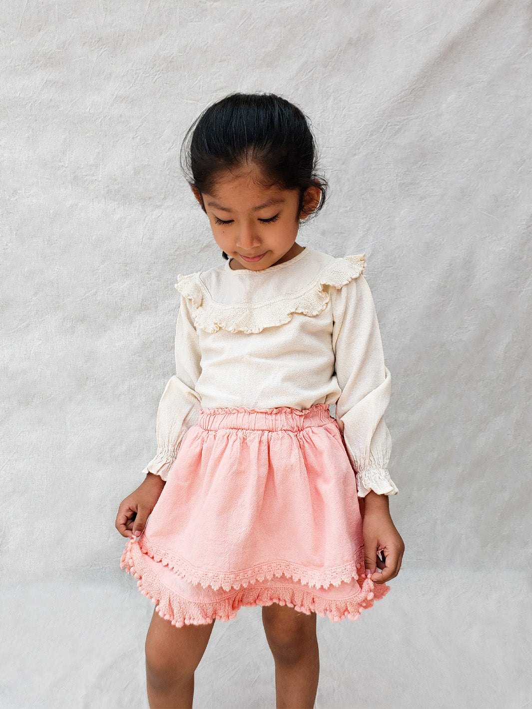 Our voluminous skirt Elise was made to bring happiness on sunny days! Its layers and nice embroidered details are inspired by the Peruvian traditional highland skirts, known as "polleras". Made with love in Peru in all-natural Peruvian cotton. Match this lovely skirt with any other top from any of our Liten Aventuris collections. Volangkjol. Flicka, Barn och Babis kläder. Kjol för flickar och babis. Cotton skirt, Bomullskjol.