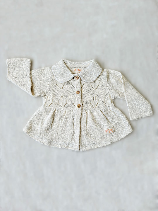 Our Ellen Jacket is the perfect addition to your little girl’s wardrobe! A beautifully crafted knitted jacket with a unique leaf-inspired pattern and captivating rounded flat collar. All in stylish A-fit silhouette with wooden buttons. She’ll look (and feel!) extra special in this elegant and one-of-a-kind piece! Liten Aventuris Colelctions. Bomullsjacka, Barnjacka, Babyjacka.