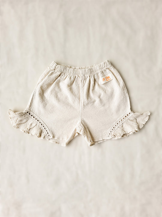 Milka cream girl shorts with embroidered cotton details and decorative braided cotton lace | Flickshorts i bomull