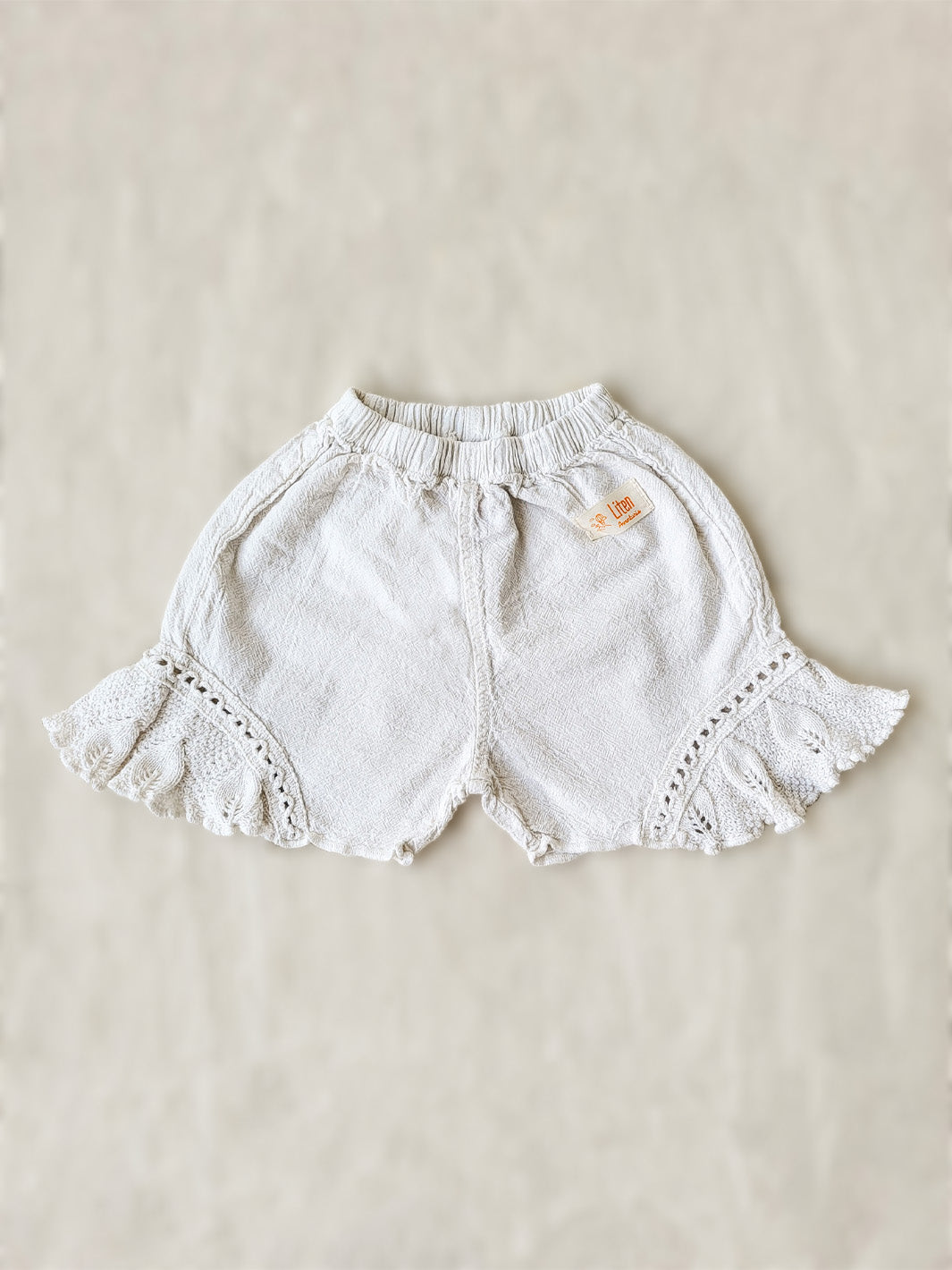 Milka white girl shorts with embroidered cotton details and decorative braided cotton lace | Flickshorts i bomull