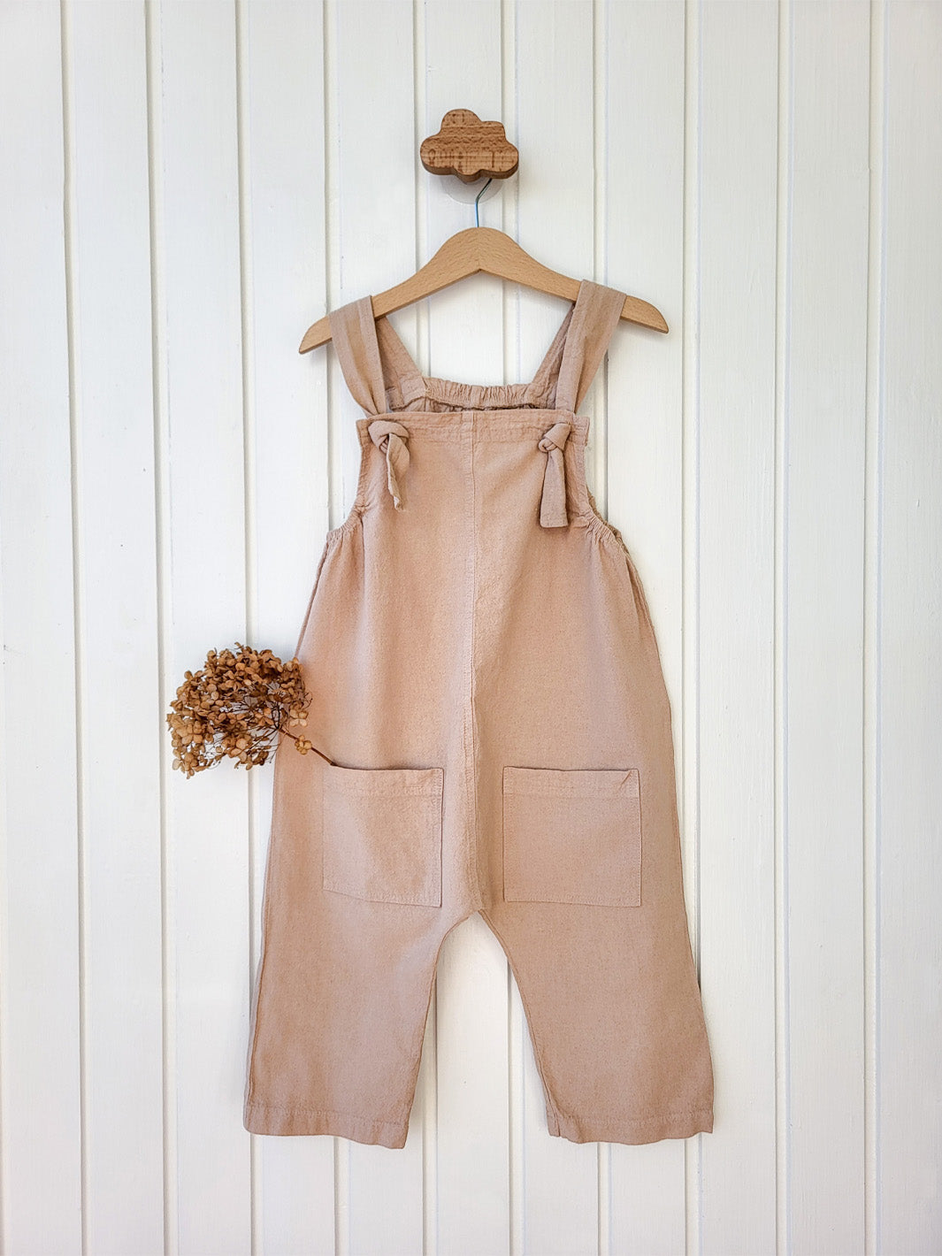 Liten Aventuris Natural Tocuyo Cotton overall for kids. Comfortable, loose-fitting and perfect for the sunny days. The Oske Overall brings 2 big pockets and adjustable straps. Perfect for boys and girls. Barnkläder, Bomullskläder, Natural kläder Hängselbyxor.