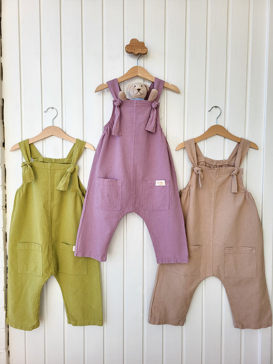 Liten Aventuris Natural Tocuyo Cotton overall for kids. Comfortable, loose-fitting and perfect for the sunny days. The Oske Overall brings 2 big pockets and adjustable straps. Perfect for boys and girls. Barnkläder, Bomullskläder, Natural kläder Hängselbyxor.