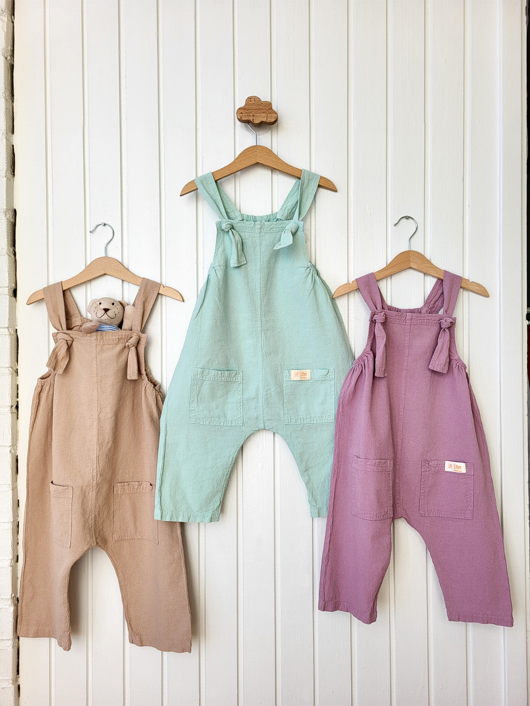 Liten Aventuris Natural Tocuyo Cotton overall for kids. Comfortable, loose-fitting and perfect for the sunny days. The Oske Overall brings 2 big pockets and adjustable straps. Perfect for boys and girls. Barnkläder, Bomullskläder, Natural kläder Hängselbyxor.