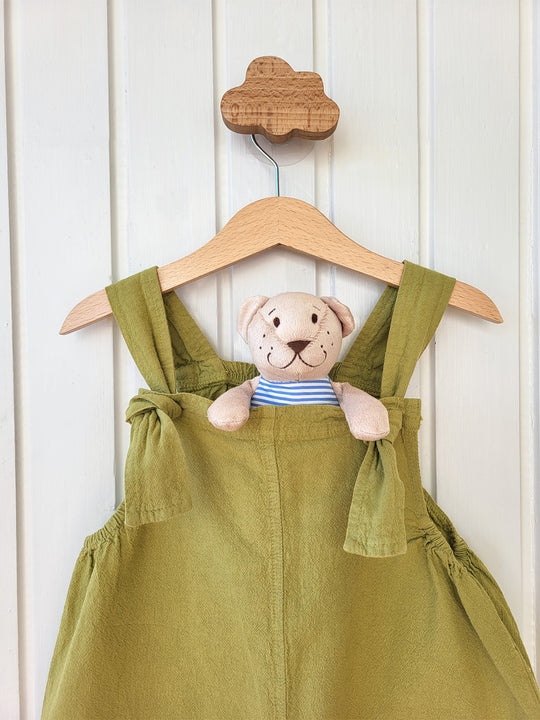 Liten Aventuris Natural Tocuyo Cotton overall for kids. Comfortable, loose-fitting and perfect for the sunny days. The Oske Overall brings 2 big pockets and adjustable straps. Perfect for boys and girls. Barnkläder, Bomullskläder, Natural kläder Hängselbyxor.