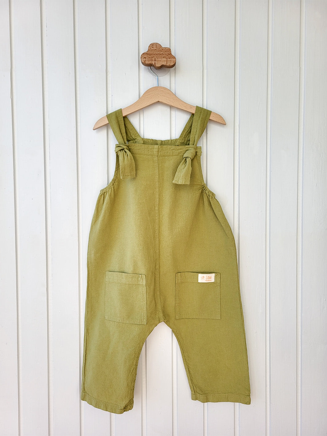 Liten Aventuris Natural Tocuyo Cotton overall for kids. Comfortable, loose-fitting and perfect for the sunny days. The Oske Overall brings 2 big pockets and adjustable straps. Perfect for boys and girls. Barnkläder, Bomullskläder, Natural kläder Hängselbyxor.