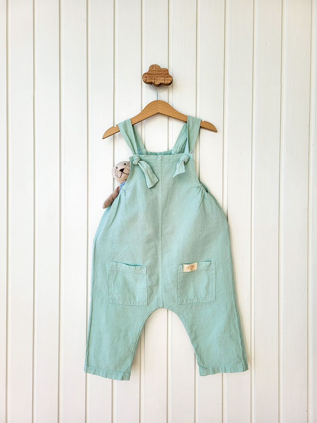 Liten Aventuris Natural Tocuyo Cotton overall for kids. Comfortable, loose-fitting and perfect for the sunny days. The Oske Overall brings 2 big pockets and adjustable straps. Perfect for boys and girls. Barnkläder, Bomullskläder, Natural kläder Hängselbyxor.